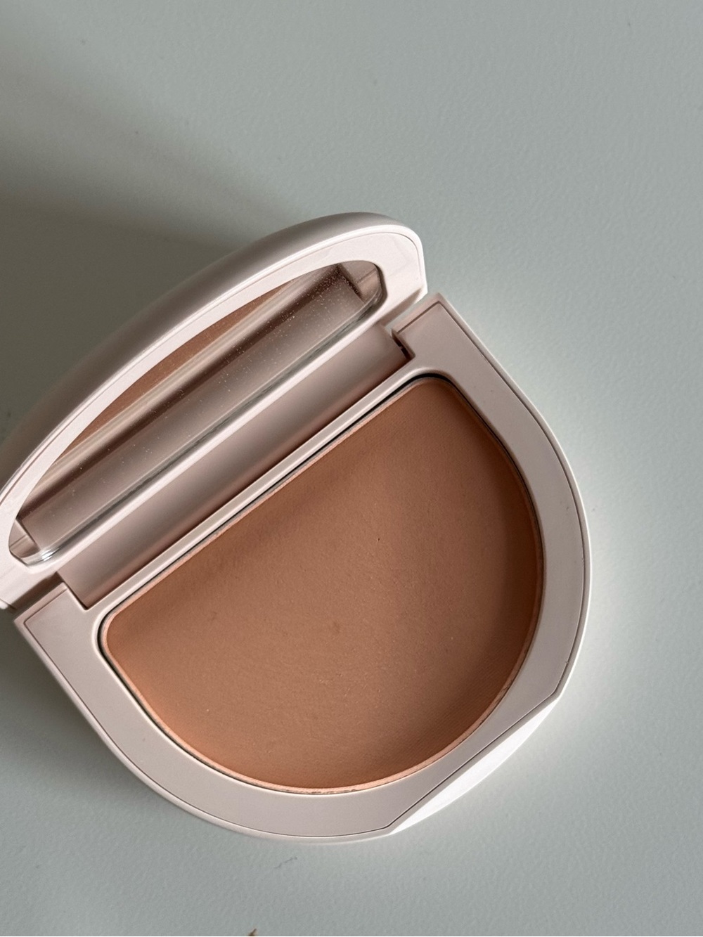 Rare Beauty Finishing Powder — Natural (Light Medium) - Picture 2 of 3